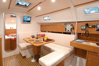 Segelyacht Harmony 34 - Salon und Navigationsplatz