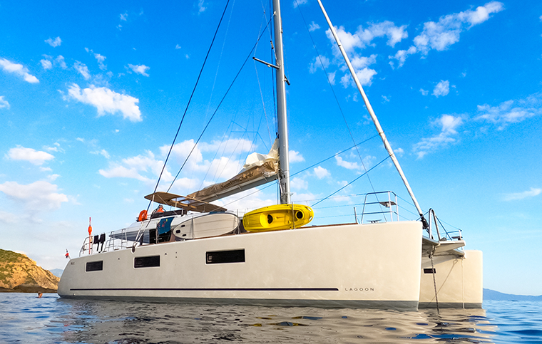 Katamaran Lagoon 620 für Segelreisen und Mitsegeln