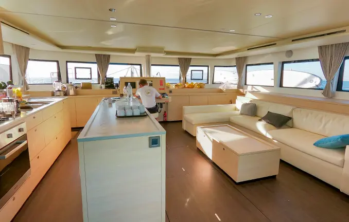 Katamaran Lagoon 620 für Segelreisen und Mitsegeln