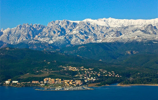 Segelreise um Korsika: Kontrast zwischen Gebirge und Meer