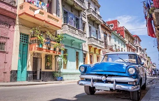 typisch Kuba - Straßenkreuzer und bunte Häuser