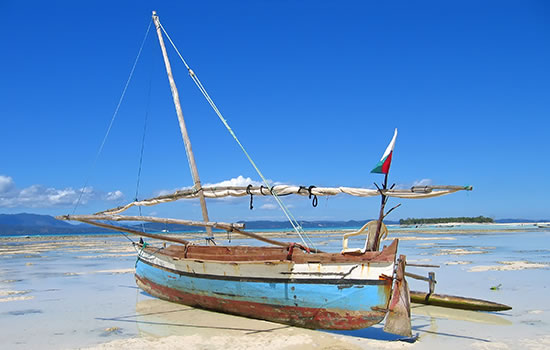 Fischerboot am Strand Nosy Iranja, Magagaskar
