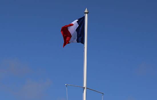 Flaggernmast mit Frankreich-Flagge 