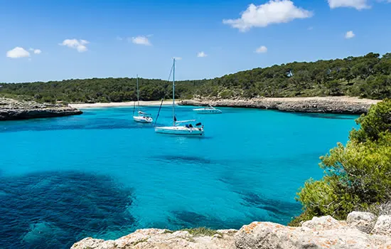 Segeln vor Mallorca - Ankern in einer Bucht mit Strand