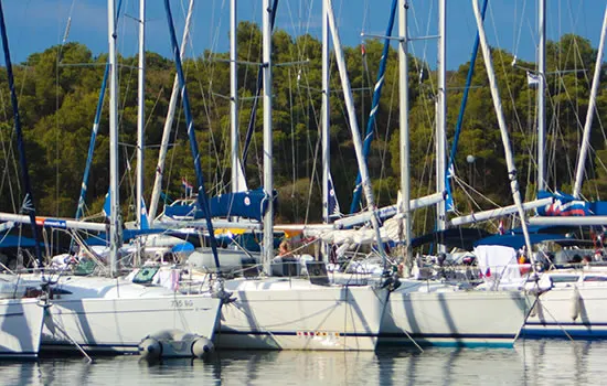 Yachtcharter Kroaten - Hafen mit Segelyachten