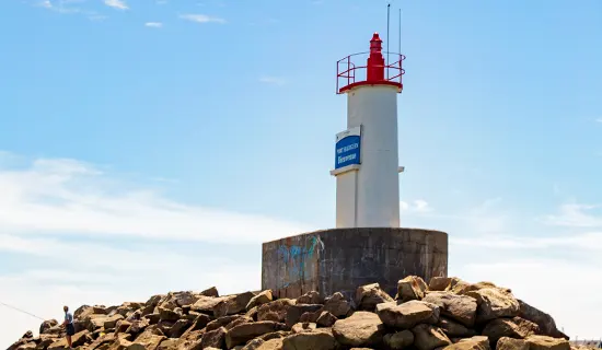"Leuchtturm auf der Mole von Port Port Haliguen auf der Halbinsel Quiberon