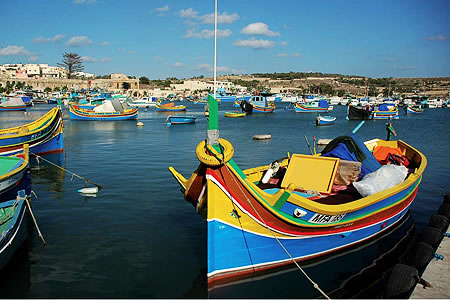 buntes Boot vor Malta