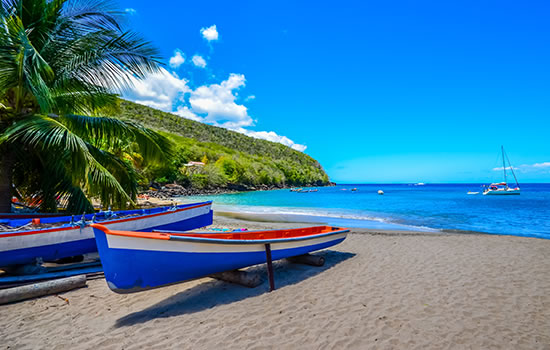 Martinique - traditionelle Fischerboote am Strand