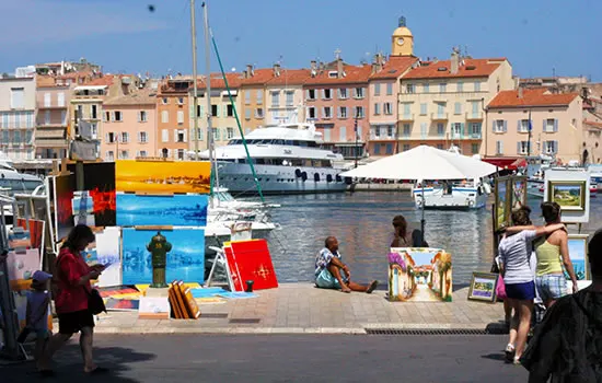 Yachtcharter - Anlegen in Hafen von Saint Tropez