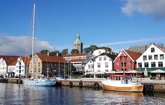 Hafenstadt Stavanger in Norwegen mit Segelyacht