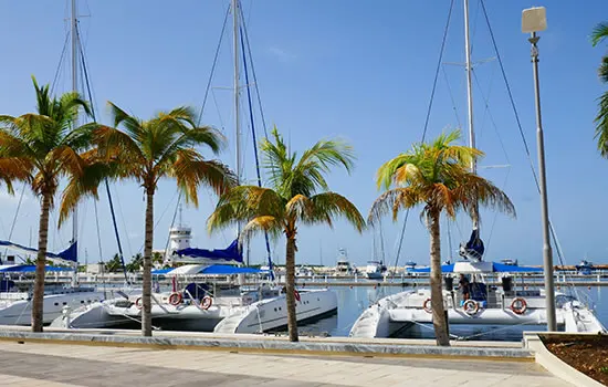 Yachtcharter: Segelyachten in einer Marina auf Kuba