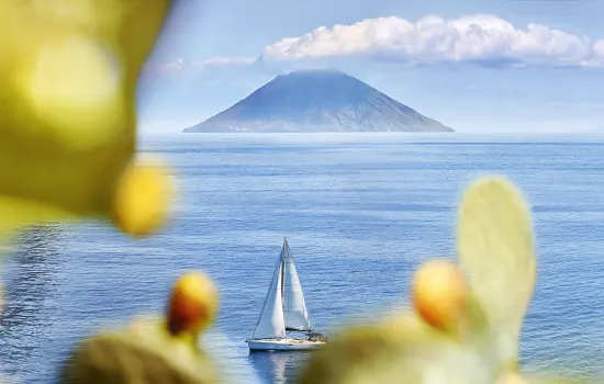 Segelyacht vor Salina mit Blick auf Stromboli, Sizilien