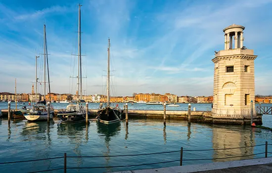 Yachtcharter - Segelyacht in der Lagune von Venedig