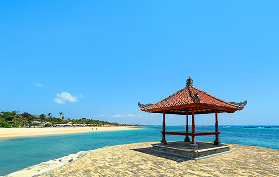 Mitsegeln vor Bali - typischer Strand