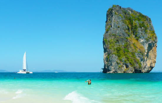Yachtcharter Thailand - Katamaran vor 'James Bond Rock'