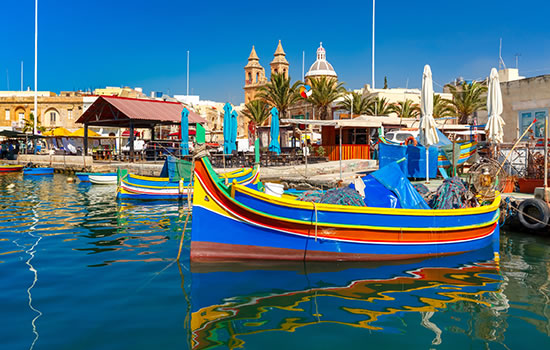 Segeltörn um Malta - hier taditionelle Boote in Marsaxlokk