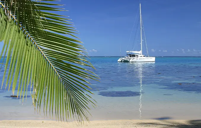 Segelyacht vor Island Moorea, Französisch Polynesien